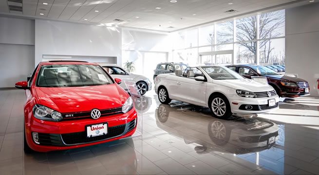 Stai cercando una nuova auto?
I nostri veicoli sono consegnati tutti in perfette condizioni e con gli equipaggiamenti completi. Scopri subito un parco auto di oltre 150 veicoli.